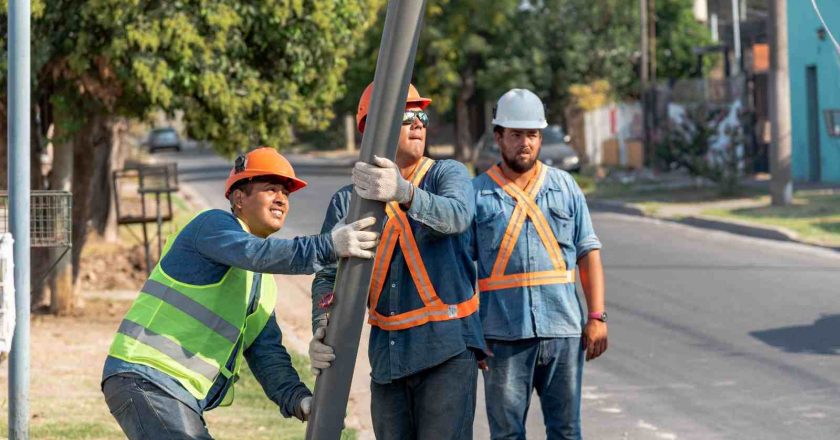 La municipalidad avanza en la colocación de nuevas luminarias LED