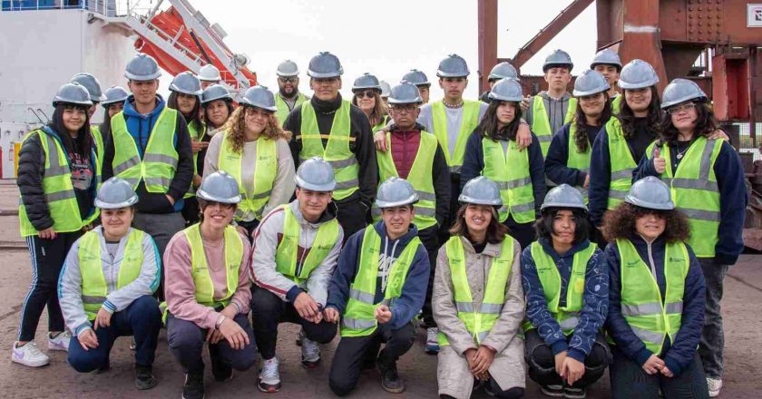 La secundaria N°19 de San Nicolás visitó el Puerto