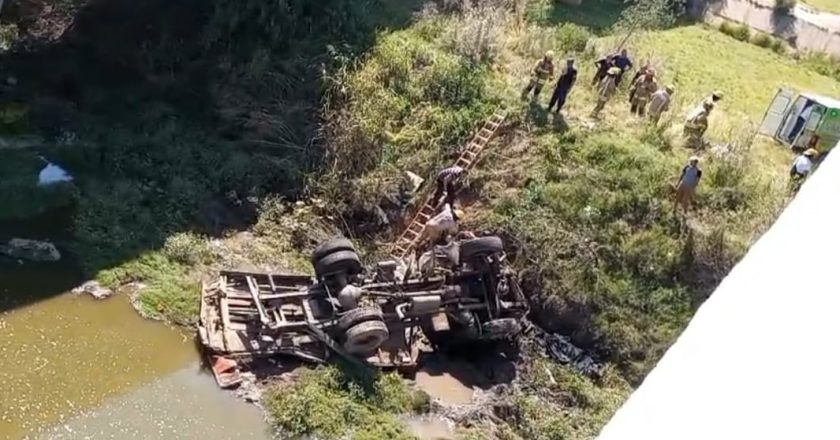 Un fallecido al desbarrancar un camión tras un choque y caer al Arroyo del Medio