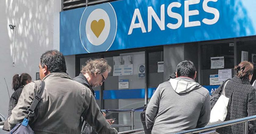 El Gobierno oficializó el bono de $55 mil para jubilados de ANSES