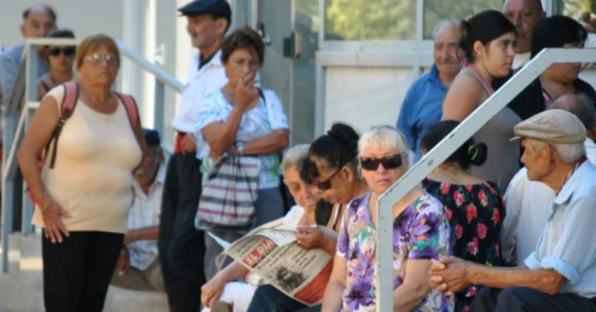 El Gobierno oficializó el bono para jubilados y el aumento de 100% en AUH