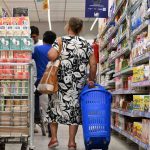 El consumo masivo se derrumbó 22% en septiembre, según cálculos privados