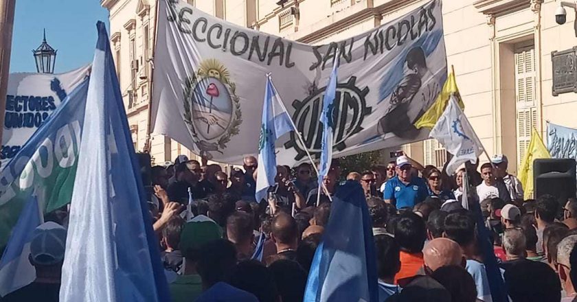 Trabajadores metalúrgicos marchan en San Nicolas por la discusión paritaria