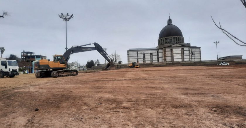 Construyen un estacionamiento para autos al lado del Santuario