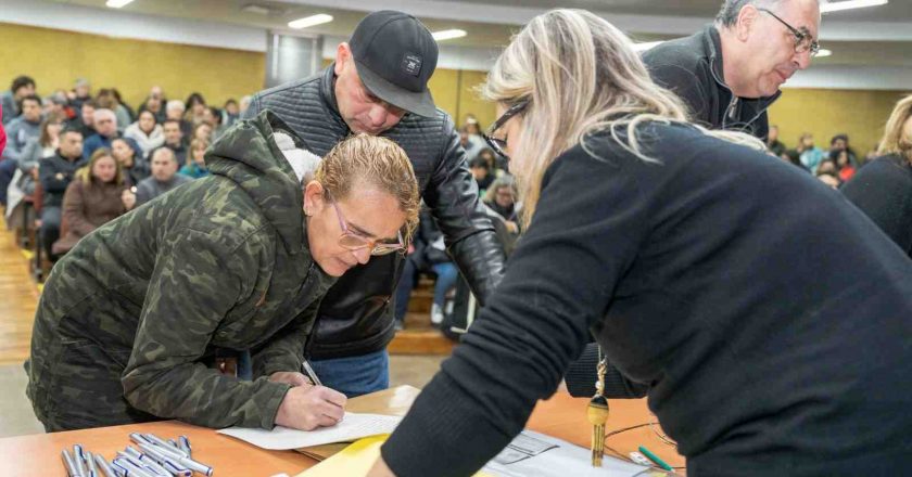 Más de 400 familias firmaron la escritura de su vivienda