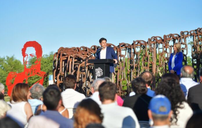 Kicillof calificó de “vendepatria” y “figureti” a Milei en un acto por el Día de la Soberanía