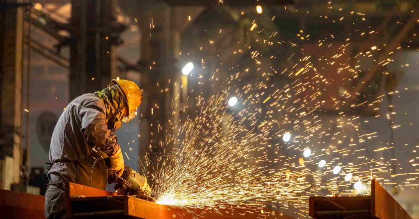 Despidos, suspensiones y rebaja salarial: la crisis impacta en fábricas bonaerenses